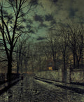 Quadro decorativo noturno de John Atkinson Grimshaw, 'A Chegada Solitária', com caminho de terra molhada, árvores escuras e uma casa iluminada ao fundo, sob o luar. Uma figura solitária caminha pela estrada.