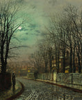 Uma pintura noturna de John Atkinson Grimshaw, mostrando uma rua de paralelepípedos molhada sob a luz da lua cheia, com árvores nuas e casas com luzes acesas nas janelas. Uma figura solitária caminha pela rua. A cena é dominada por tons de verde-azulado e cinza.