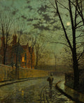 Quadro decorativo de John Atkinson Grimshaw, 'Sob a Luz da Lua', mostrando uma rua noturna molhada sob a luz da lua, com uma casa iluminada e uma figura solitária caminhando, árvores nuas e paredes de pedra.