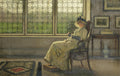 Pintura a óleo de uma senhora sentada em uma cadeira antiga perto de uma grande janela com vidros ornamentados, dentro de um ambiente vitoriano.