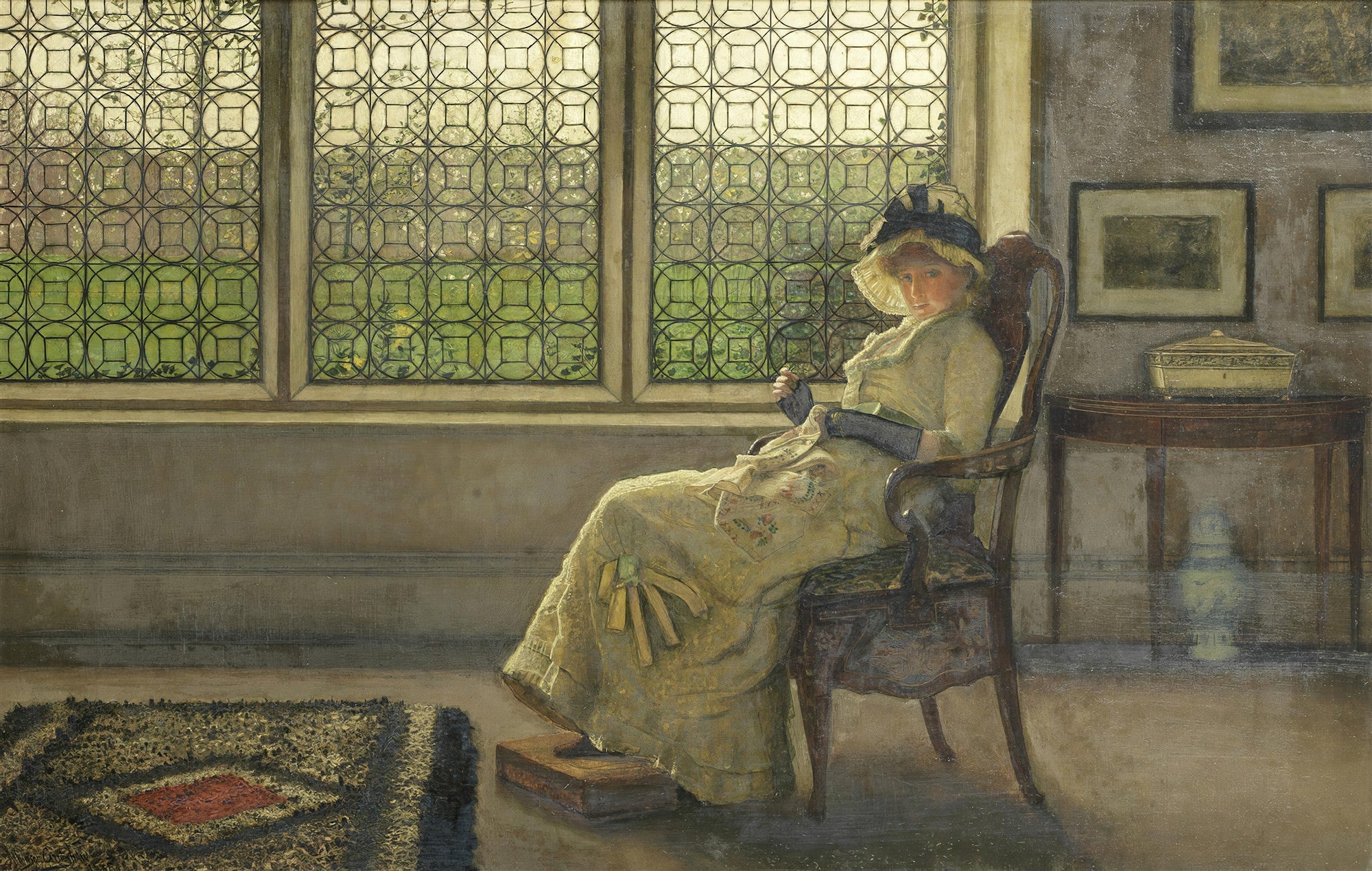 Pintura a óleo de uma senhora sentada em uma cadeira antiga perto de uma grande janela com vidros ornamentados, dentro de um ambiente vitoriano.