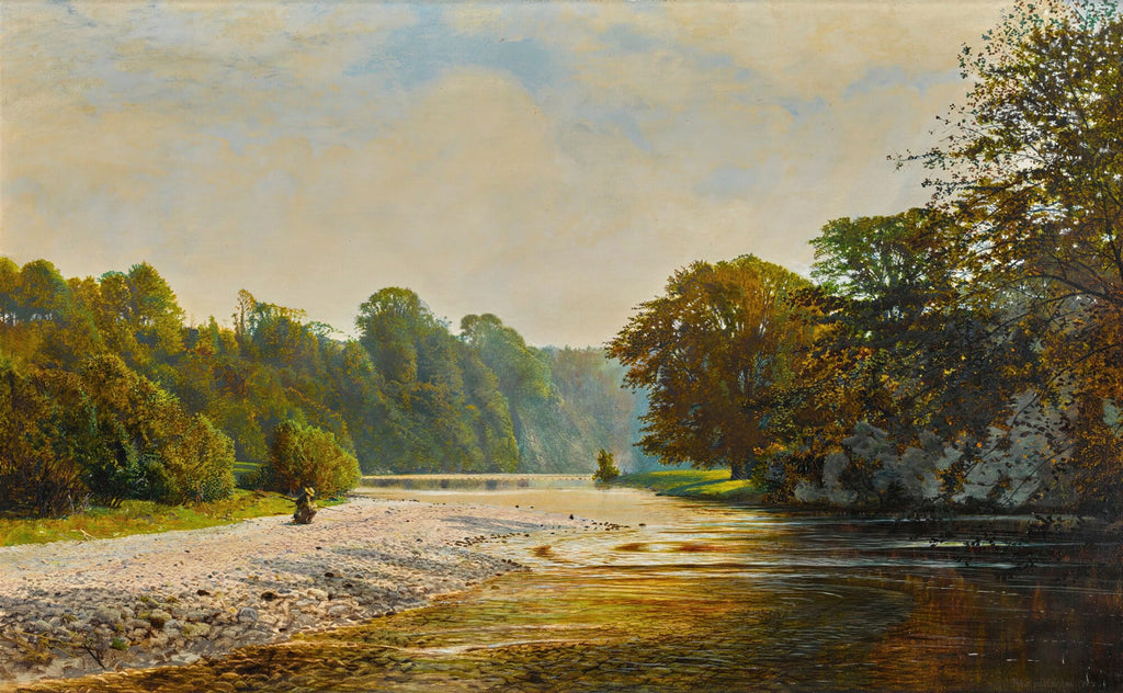 Uma pintura paisagística de um rio sereno com margens arborizadas e uma pequena praia de pedras. A luz do sol reflete na água, criando um brilho dourado. A atmosfera é calma e natural, com um céu claro e poucas nuvens.