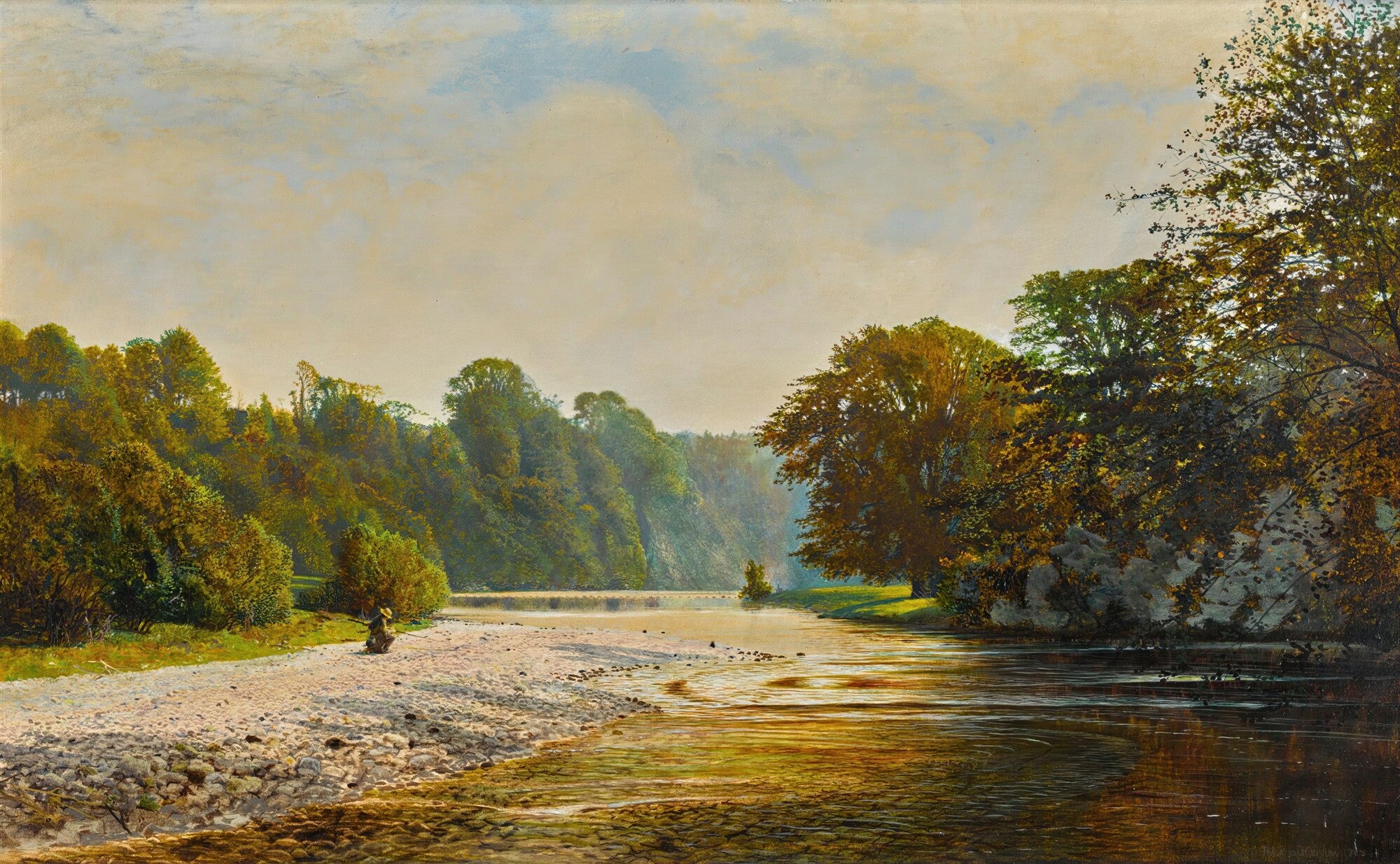 Uma pintura paisagística de um rio sereno com margens arborizadas e uma pequena praia de pedras. A luz do sol reflete na água, criando um brilho dourado. A atmosfera é calma e natural, com um céu claro e poucas nuvens.