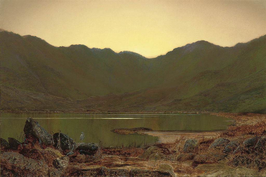 Quadro decorativo com paisagem de lago e montanhas ao entardecer, com céu em tons de amarelo e laranja, e um pássaro solitário na margem, de John Atkinson Grimshaw.