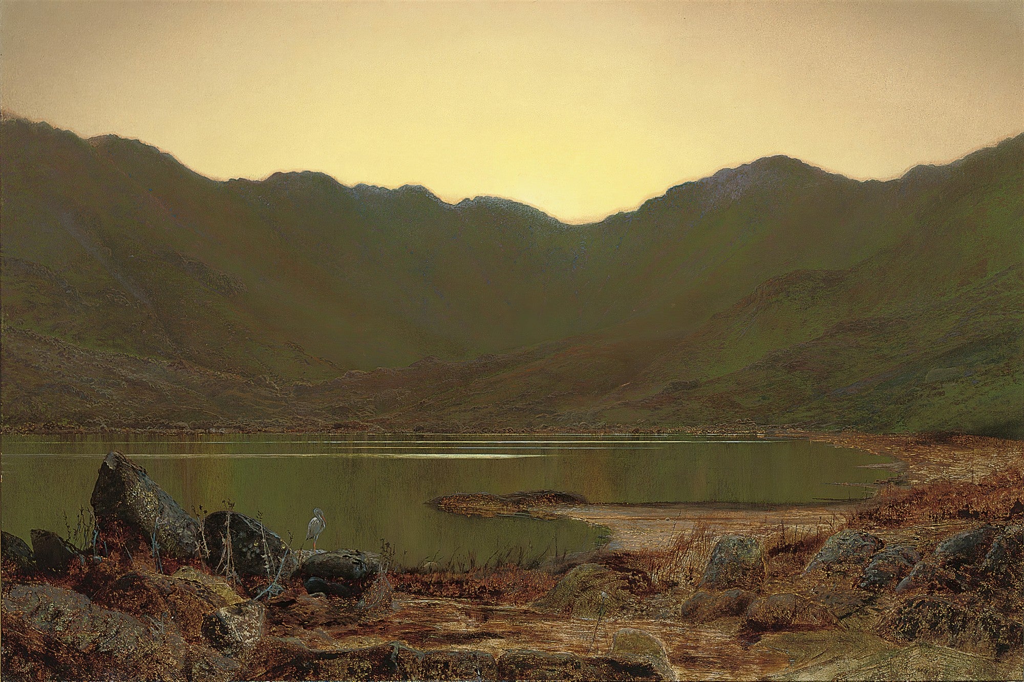 Quadro decorativo com paisagem de lago e montanhas ao entardecer, com céu em tons de amarelo e laranja, e um pássaro solitário na margem, de John Atkinson Grimshaw.