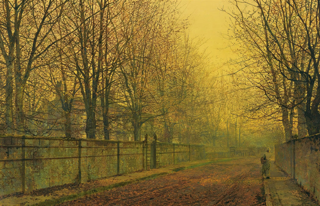 Uma pintura de John Atkinson Grimshaw retratando um caminho outonal de terra com uma figura feminina caminhando à direita, ladeado por muros de pedra e árvores sem folhas sob um céu dourado e enevoado.