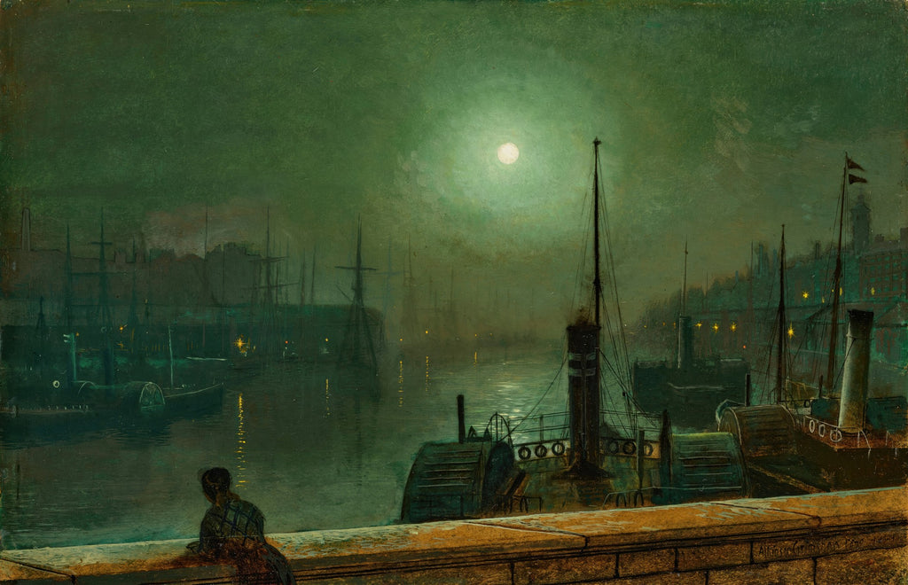 Quadro decorativo mostrando um porto à noite sob a luz da lua cheia. Um cais com barcos e navios ancorados, com luzes refletindo na água escura. Uma figura solitária está de costas, observando a cena. A paleta de cores é predominantemente verde-escura e cinza-azulada, com pontos de luz amarelados.