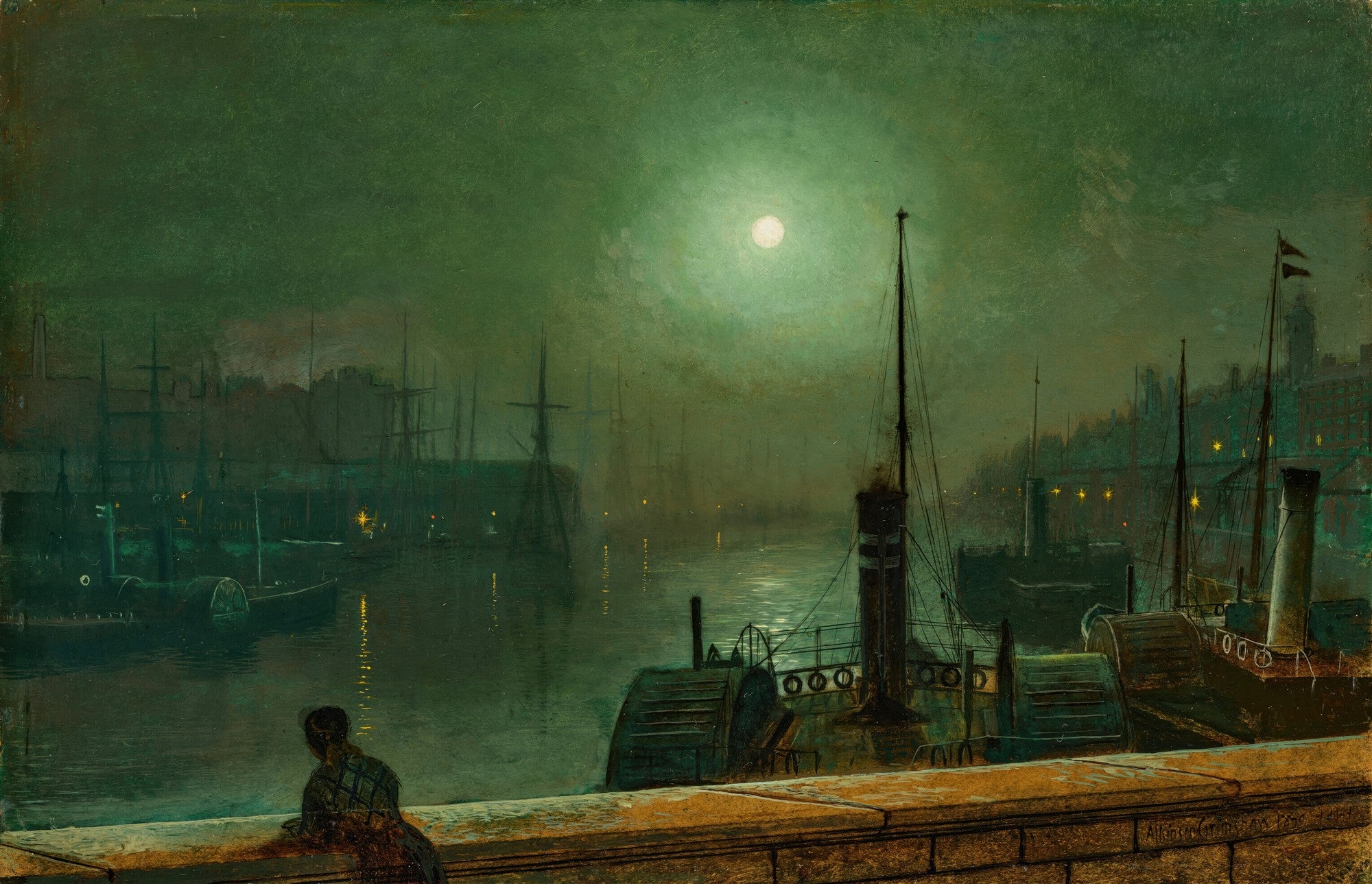 Quadro decorativo mostrando um porto à noite sob a luz da lua cheia. Um cais com barcos e navios ancorados, com luzes refletindo na água escura. Uma figura solitária está de costas, observando a cena. A paleta de cores é predominantemente verde-escura e cinza-azulada, com pontos de luz amarelados.