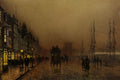 Quadro decorativo noturno de cidade portuária com ruas molhadas, figuras caminhando, carruagem e navios no fundo, iluminado por luzes amarelas de lampiões e janelas, atribuído a John Atkinson Grimshaw.