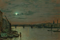 Quadro decorativo mostrando uma cena noturna de Londres, com um rio calmo, barcos atracados à esquerda, e uma ponte iluminada ao fundo sob um céu nublado com uma lua cheia brilhante. A luz da lua se reflete na água, e edifícios escuros margeiam a margem do rio.