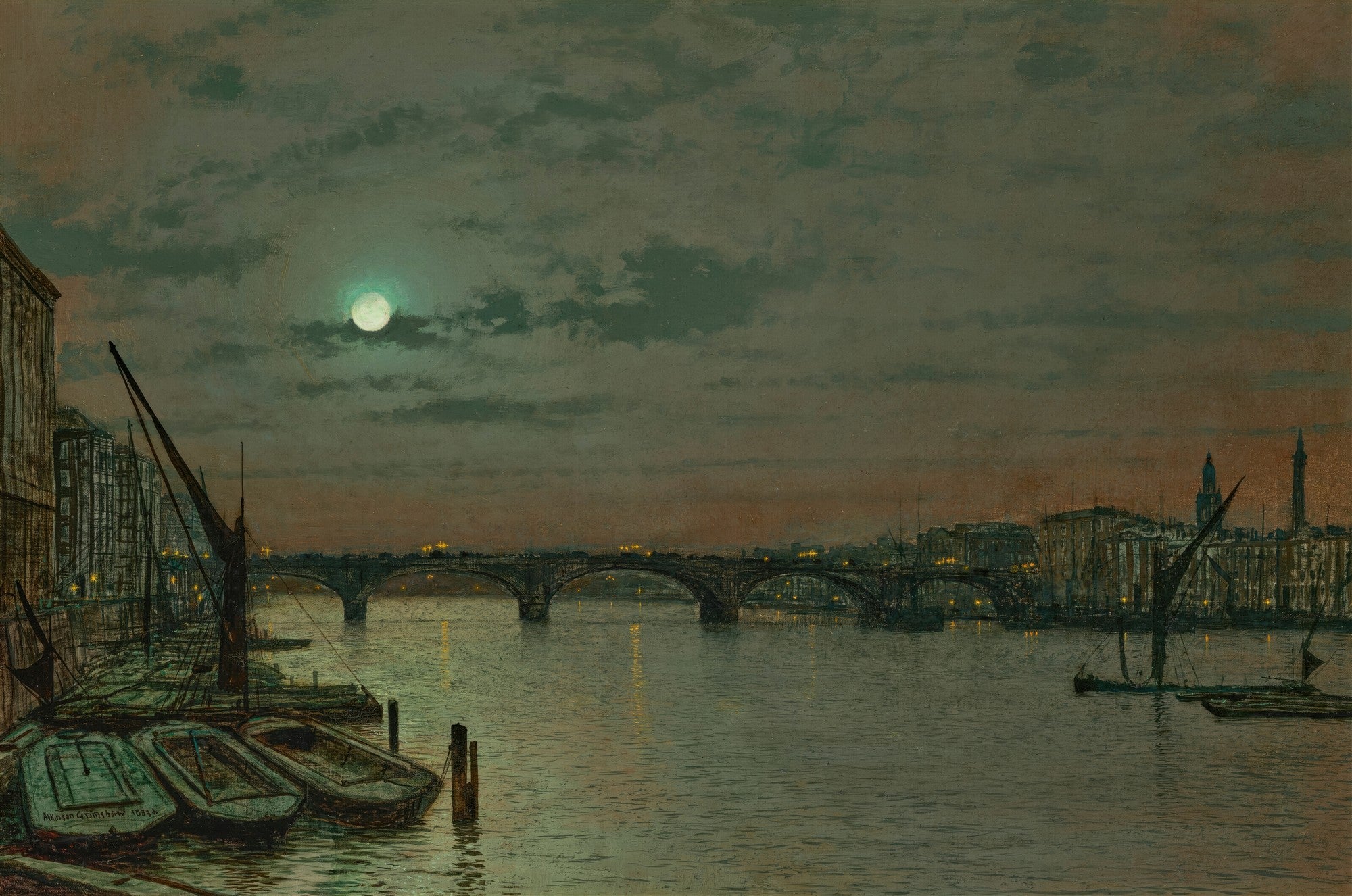Quadro decorativo mostrando uma cena noturna de Londres, com um rio calmo, barcos atracados à esquerda, e uma ponte iluminada ao fundo sob um céu nublado com uma lua cheia brilhante. A luz da lua se reflete na água, e edifícios escuros margeiam a margem do rio.
