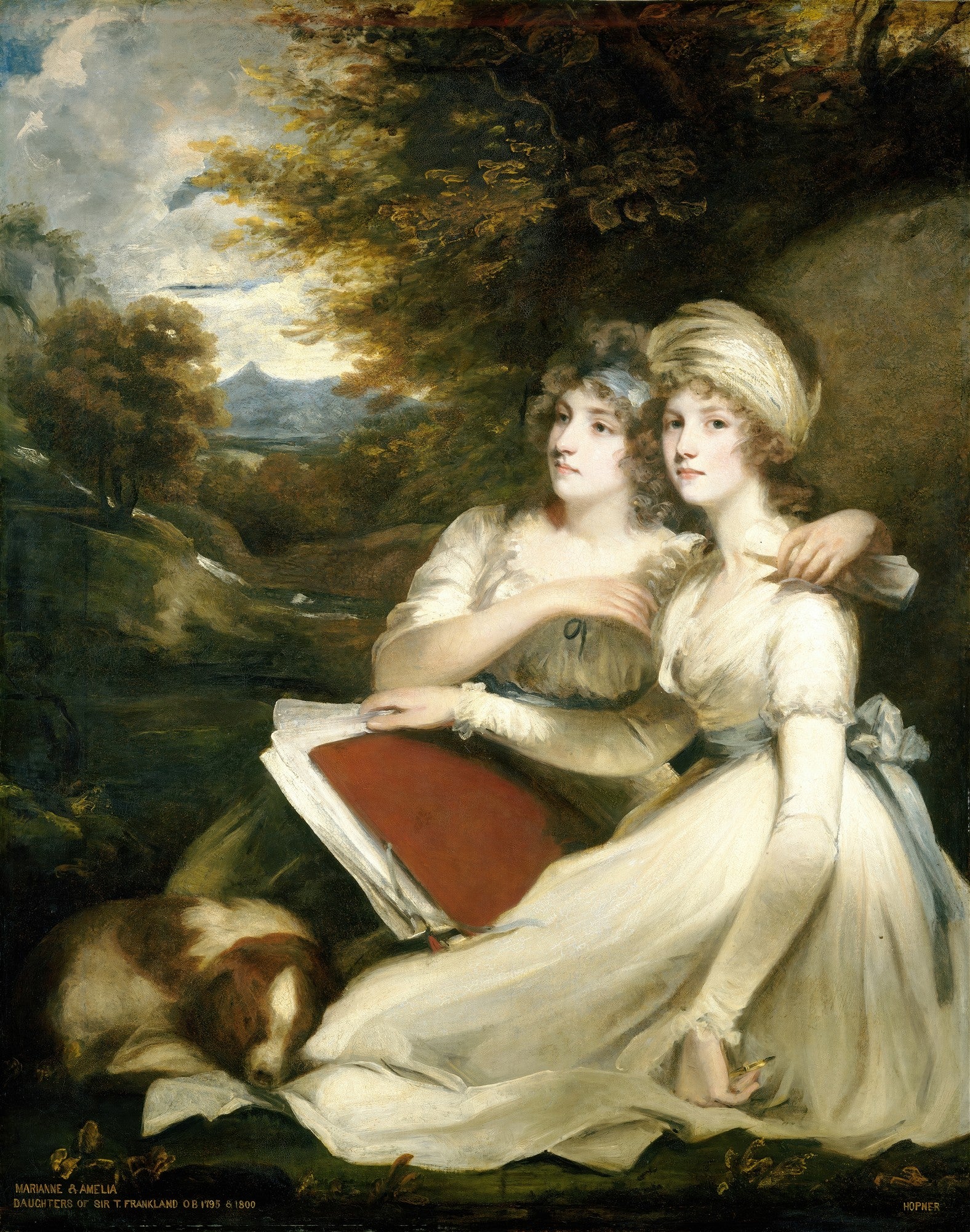 Retrato de duas jovens mulheres em um cenário campestre, com um cão adormecido ao lado. Uma segura um livro. Cores suaves e luz etérea. Obra de John Hoppner.