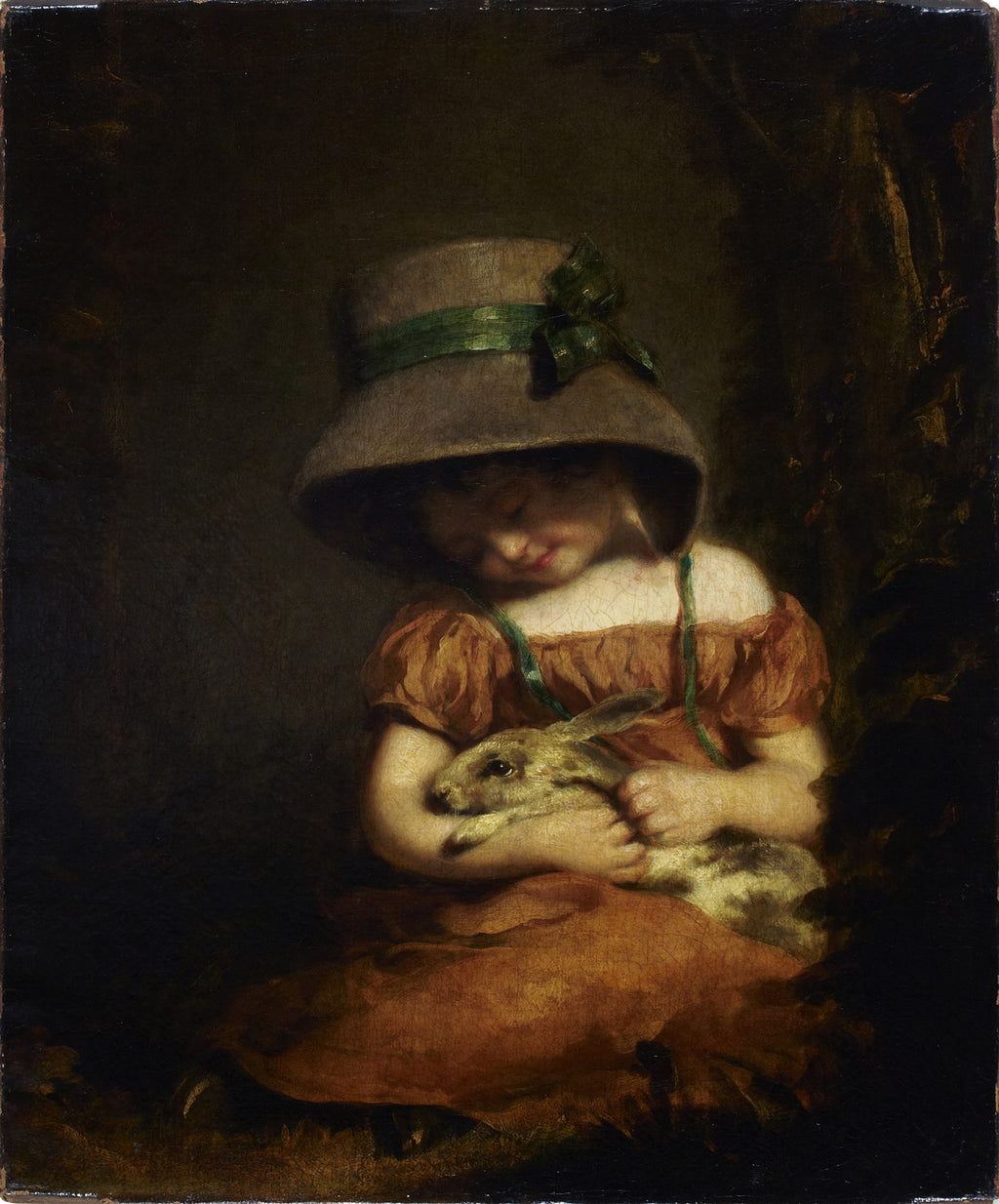 Quadro decorativo com pintura de John Hoppner, 'A Menina com o Coelho', retratando uma criança sentada, com chapéu e vestido laranja, abraçando um coelho em um cenário escuro e suavemente iluminado.