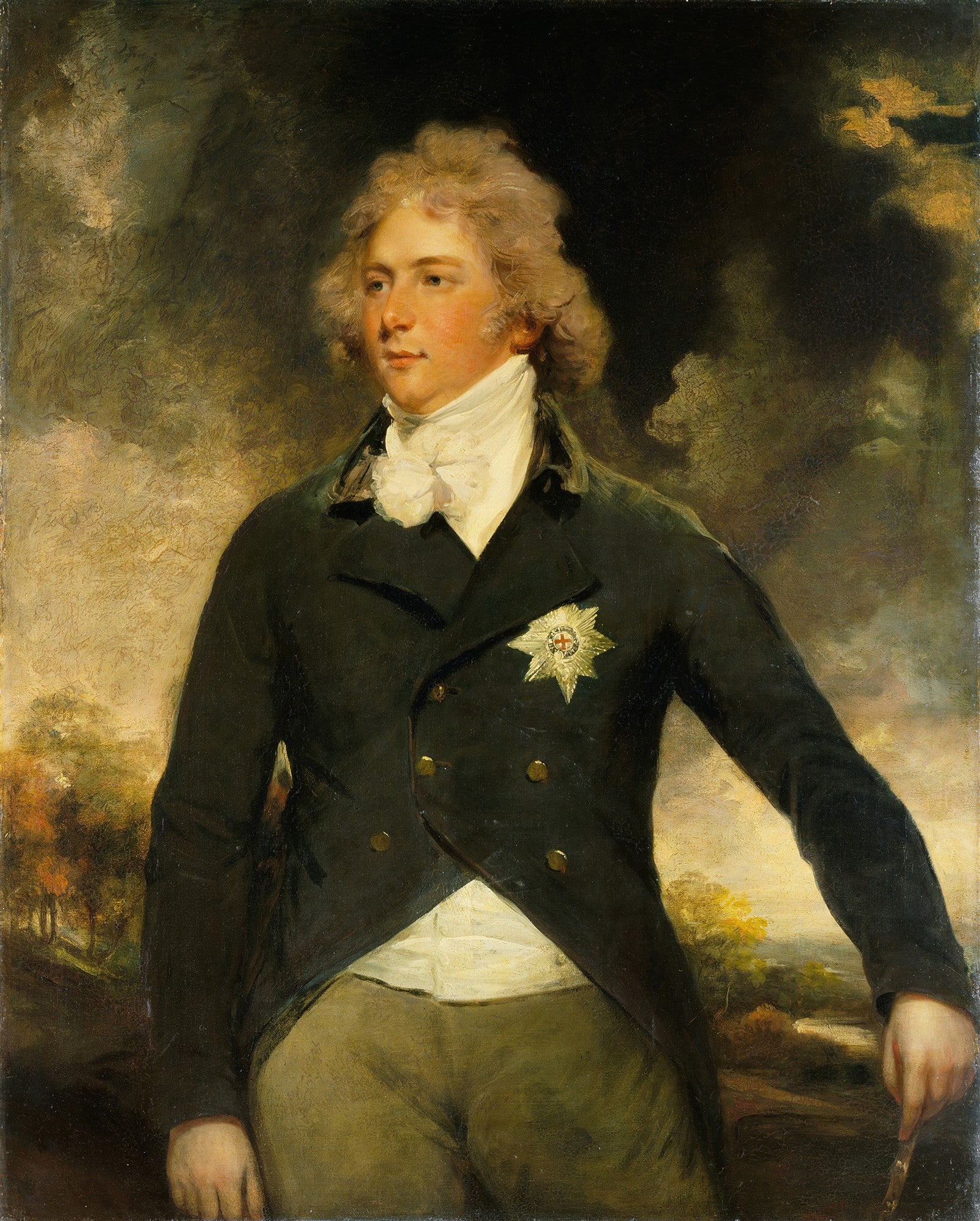 Retrato de um homem aristocrático do século XVIII ou XIX, com cabelo loiro encaracolado, vestindo um casaco escuro com uma insígnia e uma gola branca, em um fundo de paisagem escura. Atribuído a John Hoppner.