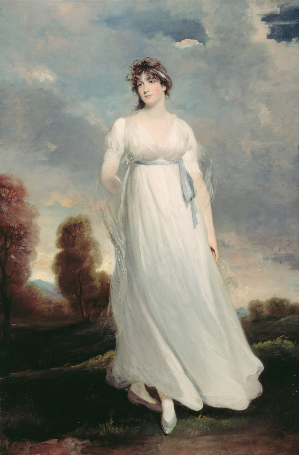 Retrato de corpo inteiro de uma senhora elegante em um vestido branco e azul claro, em pé em uma paisagem campestre com céu nublado. A obra é de John Hoppner.