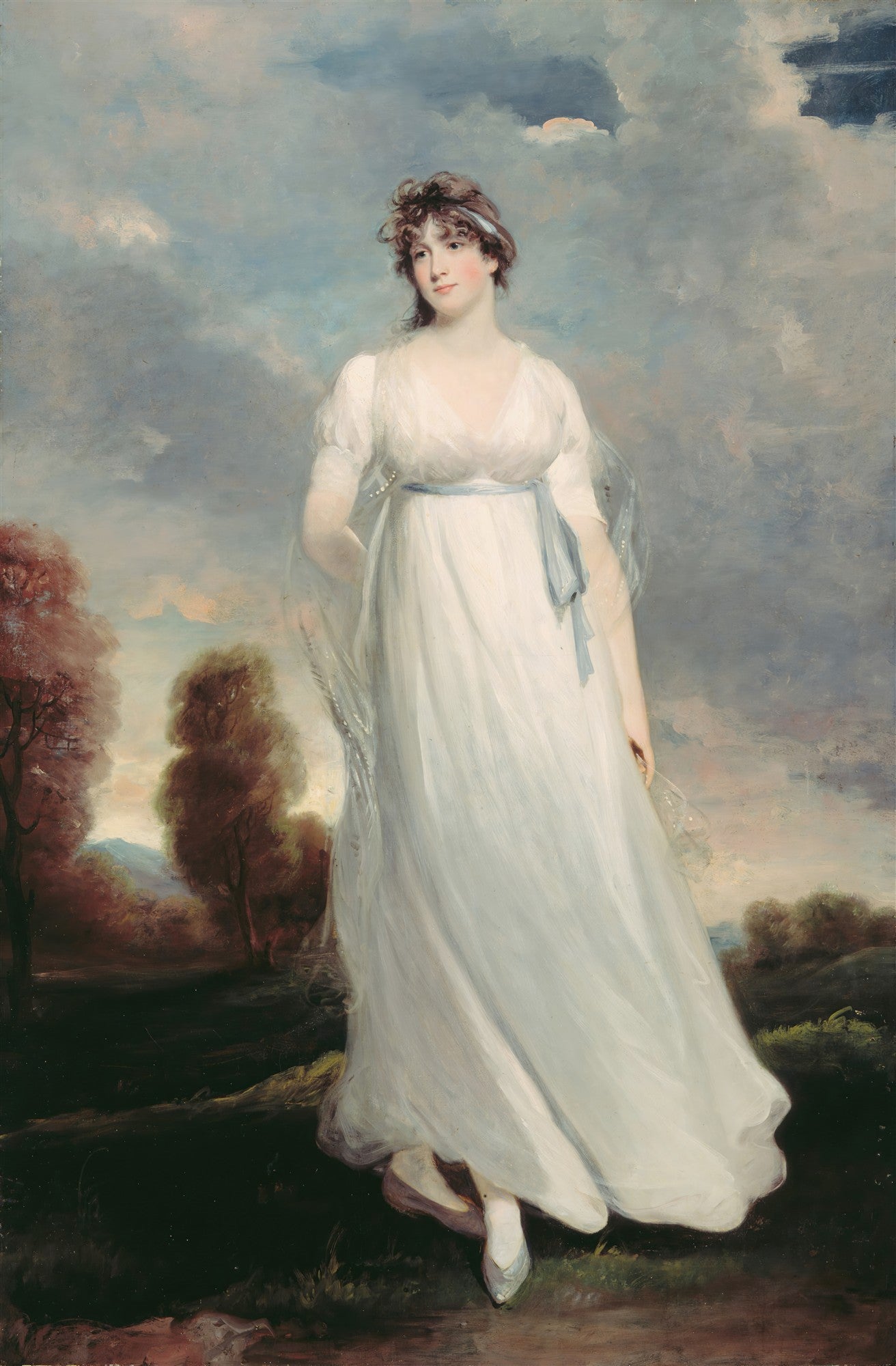 Retrato de corpo inteiro de uma senhora elegante em um vestido branco e azul claro, em pé em uma paisagem campestre com céu nublado. A obra é de John Hoppner.