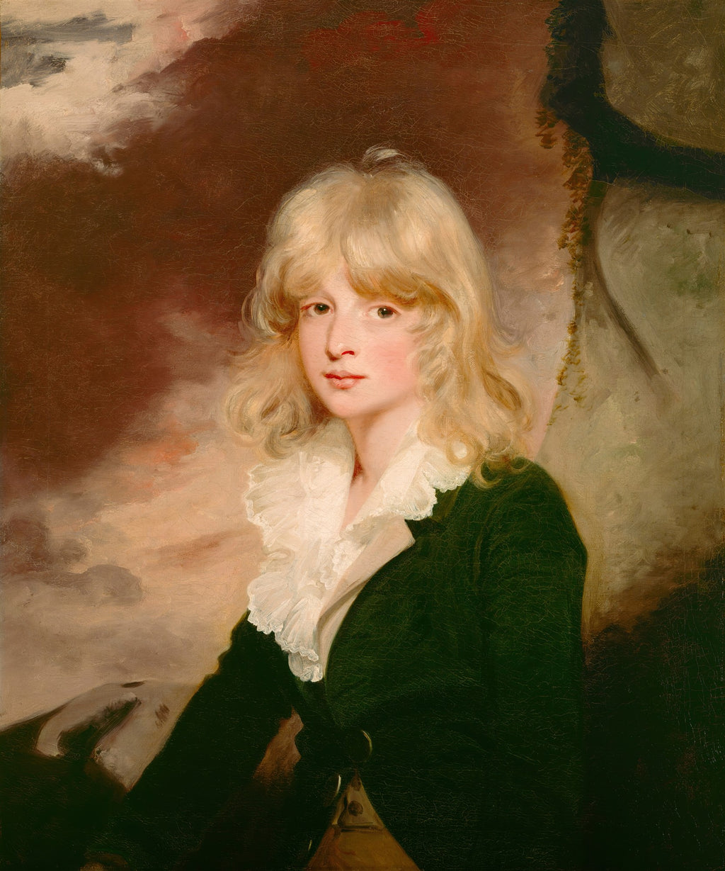 Retrato de um jovem com cabelos louros cacheados e olhos expressivos, vestindo um casaco verde escuro e um colarinho branco e bufante, ao estilo do século XVIII, pintado por John Hoppner.