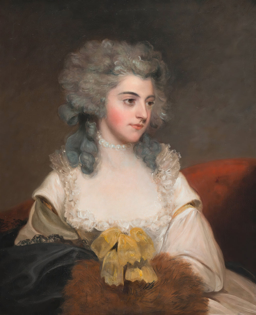 Retrato de uma jovem mulher com cabelos cacheados e empoados, vestido branco com gola de renda e fita amarela, atribuído a John Hoppner.