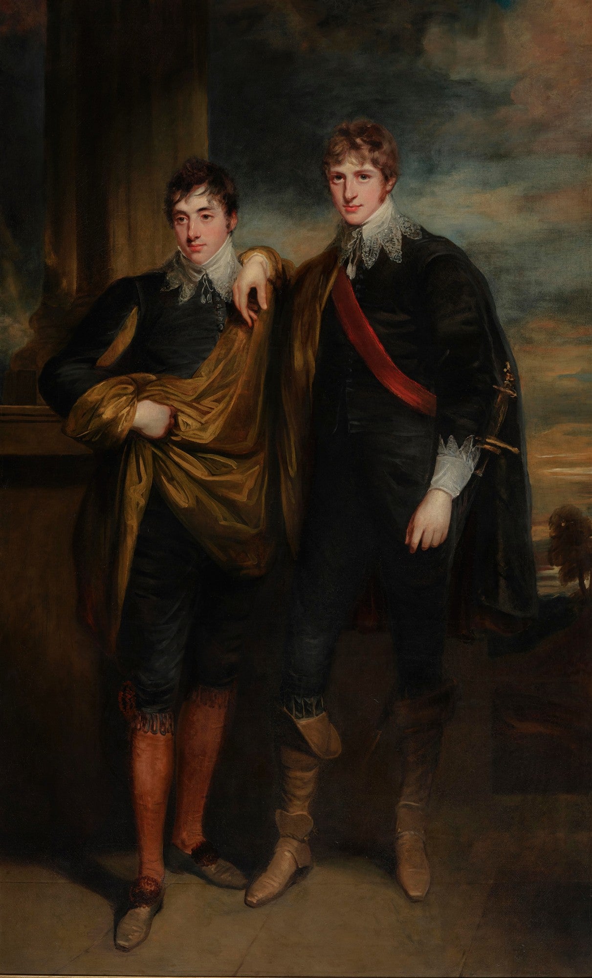 Retrato a óleo de dois jovens cavalheiros do século XVIII, um com manto dourado e o outro com faixa vermelha, em pose formal, atribuído a John Hoppner.