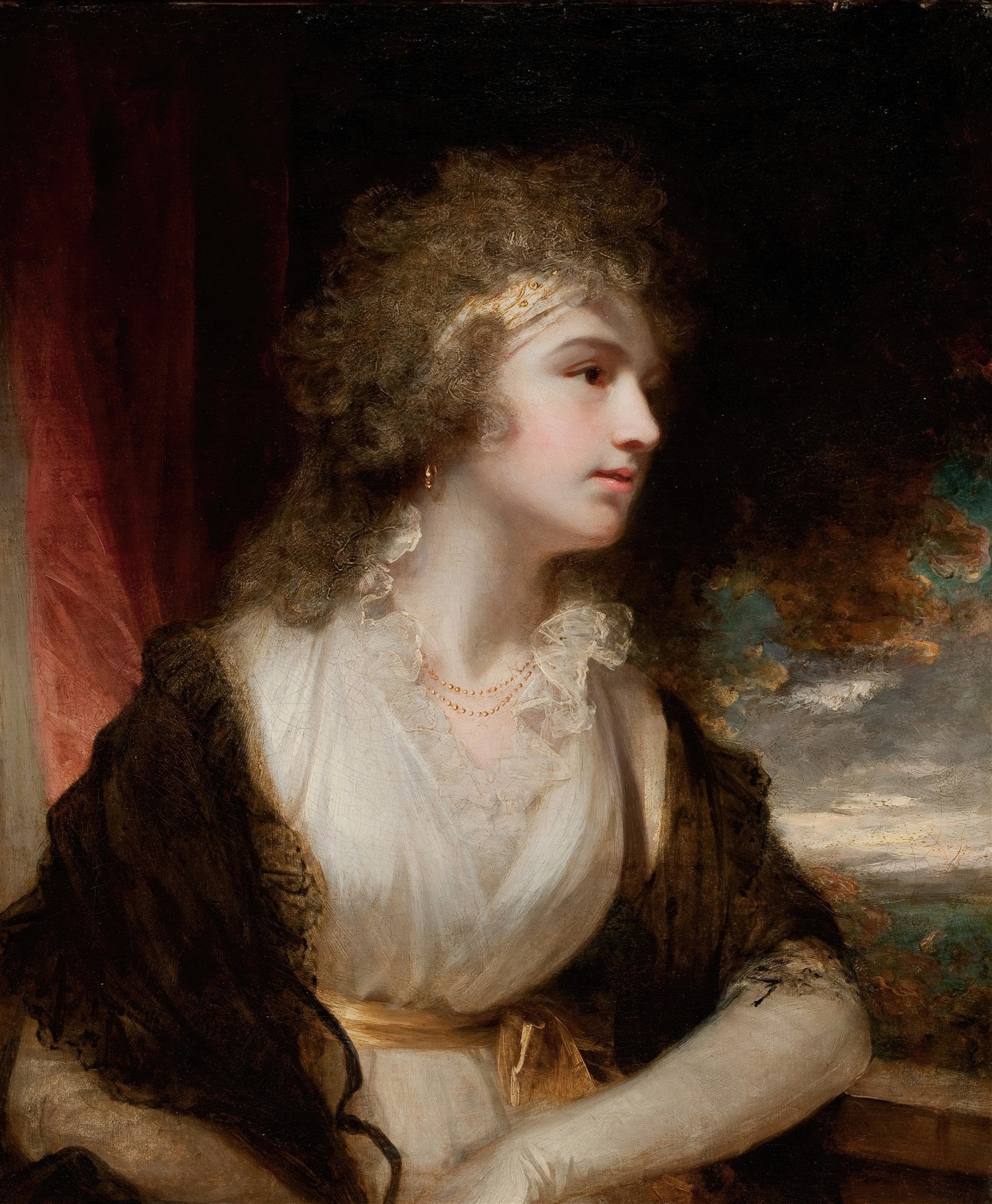 Retrato de uma dama com cabelo cacheado e faixa dourada, vestindo um vestido branco e xale escuro, com um colar de pérolas, pintada por John Hoppner