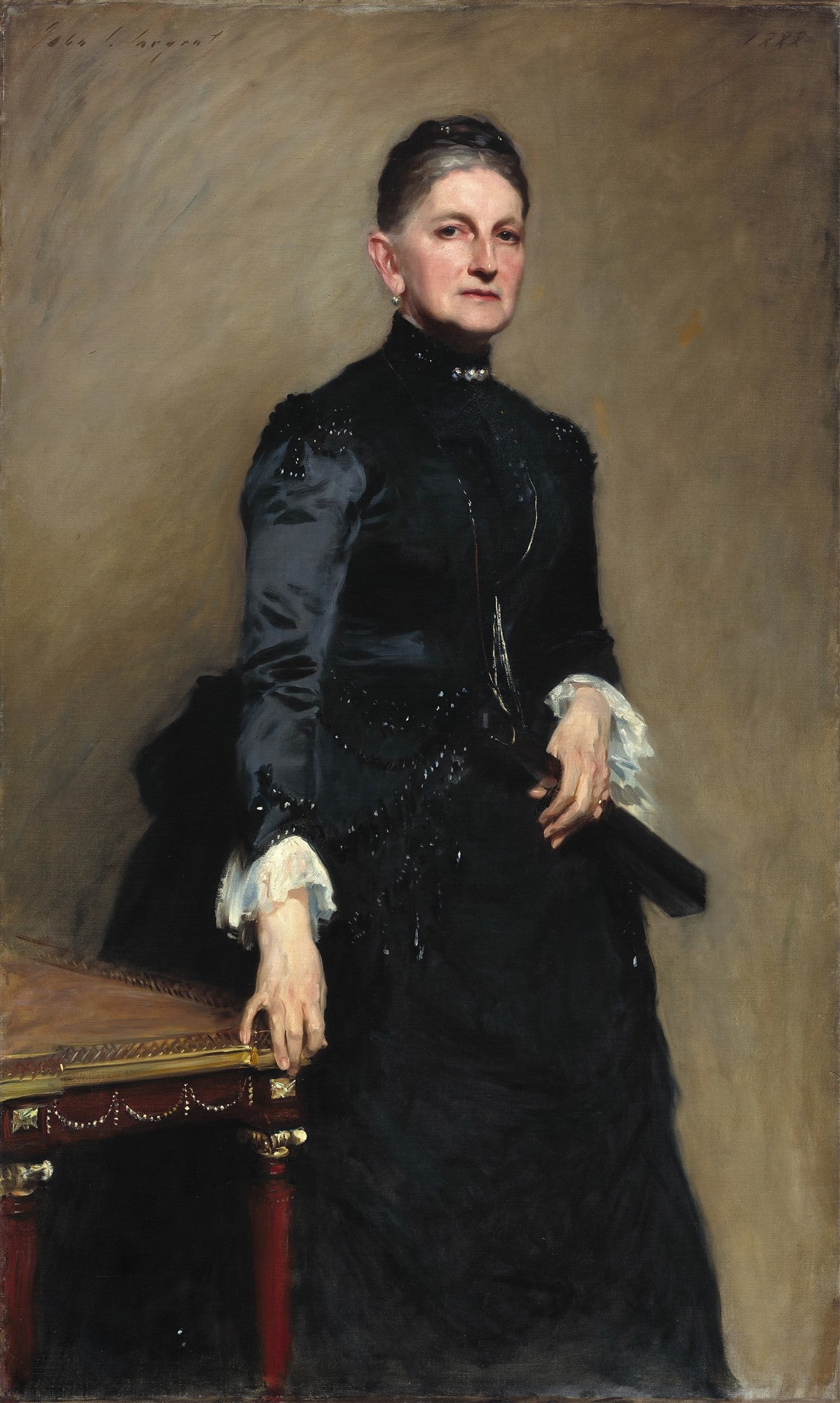 Retrato de corpo inteiro de uma mulher de meia-idade, vestindo um vestido preto elegante, com as mãos sobre uma mesa de madeira. A obra é de John Singer Sargent.
