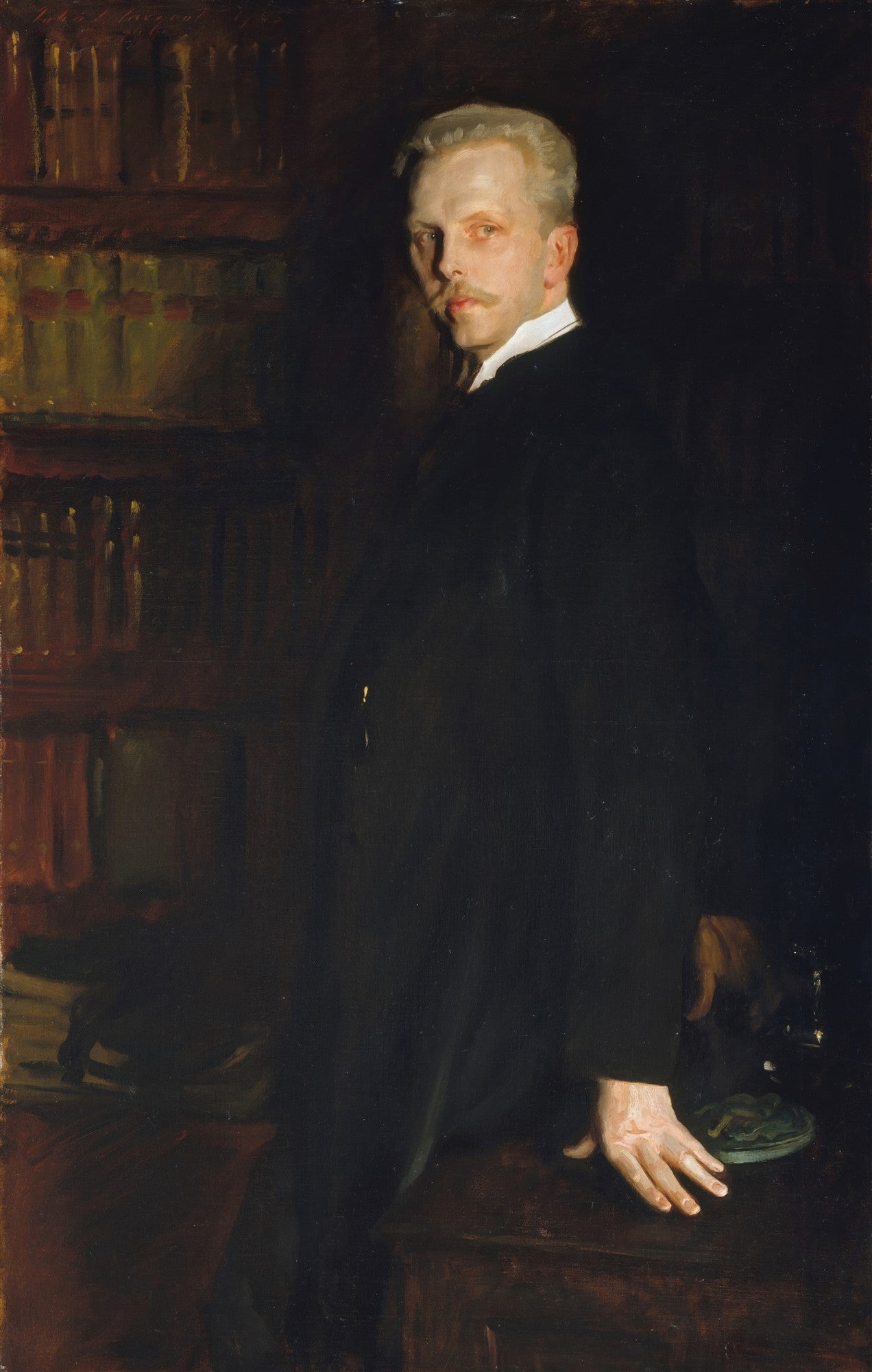 Retrato de um homem de bigodes claros, terno escuro, em pé, com a mão apoiada em uma mesa, ao lado de uma estante de livros, pintado por John Singer Sargent.