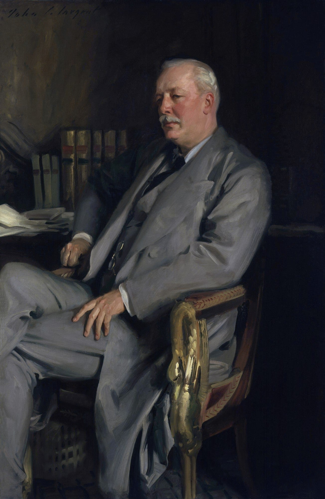 Retrato a óleo de Augustus P. Loring, um homem de meia-idade com bigode, sentado em uma poltrona, vestido com um terno cinza, em um ambiente escuro com livros ao fundo. Obra de John Singer Sargent.