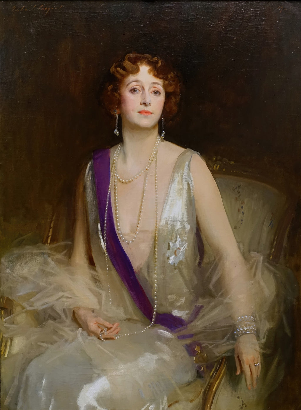 Retrato a óleo de Lady Curzon por John Singer Sargent, mostrando uma mulher com cabelo ruivo, colar de pérolas, vestido branco e faixa roxa, sentada em uma cadeira elegante