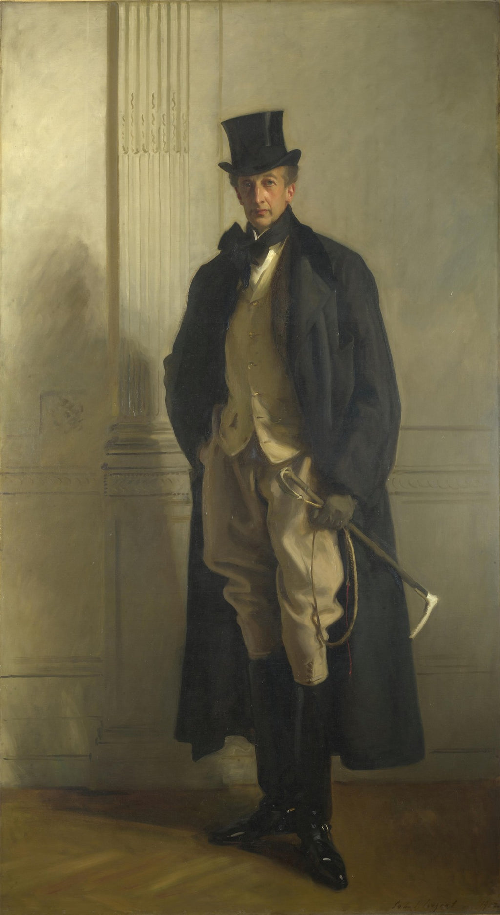 Retrato de corpo inteiro de um homem elegante em traje de montaria preto e bege, com cartola e chicote, em um fundo cinza claro com detalhes arquitetônicos. Obra de John Singer Sargent.