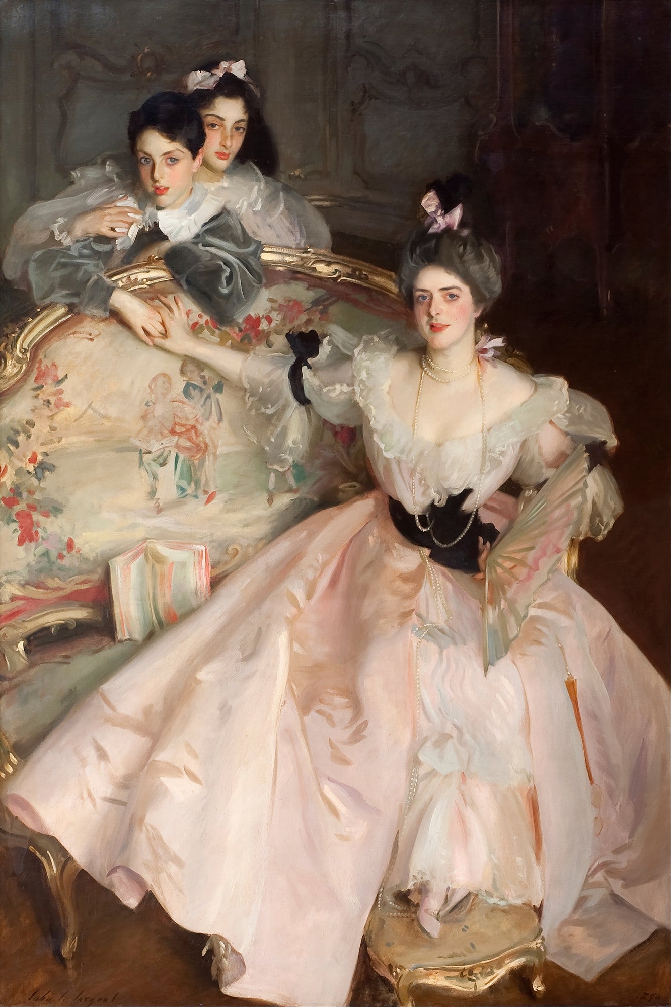 Retrato a óleo de John Singer Sargent, mostrando Lady Agnew of Lochnaw sentada em um sofá, vestindo um vestido rosa claro e colares de pérolas, com duas figuras femininas jovens ao fundo no sofá.