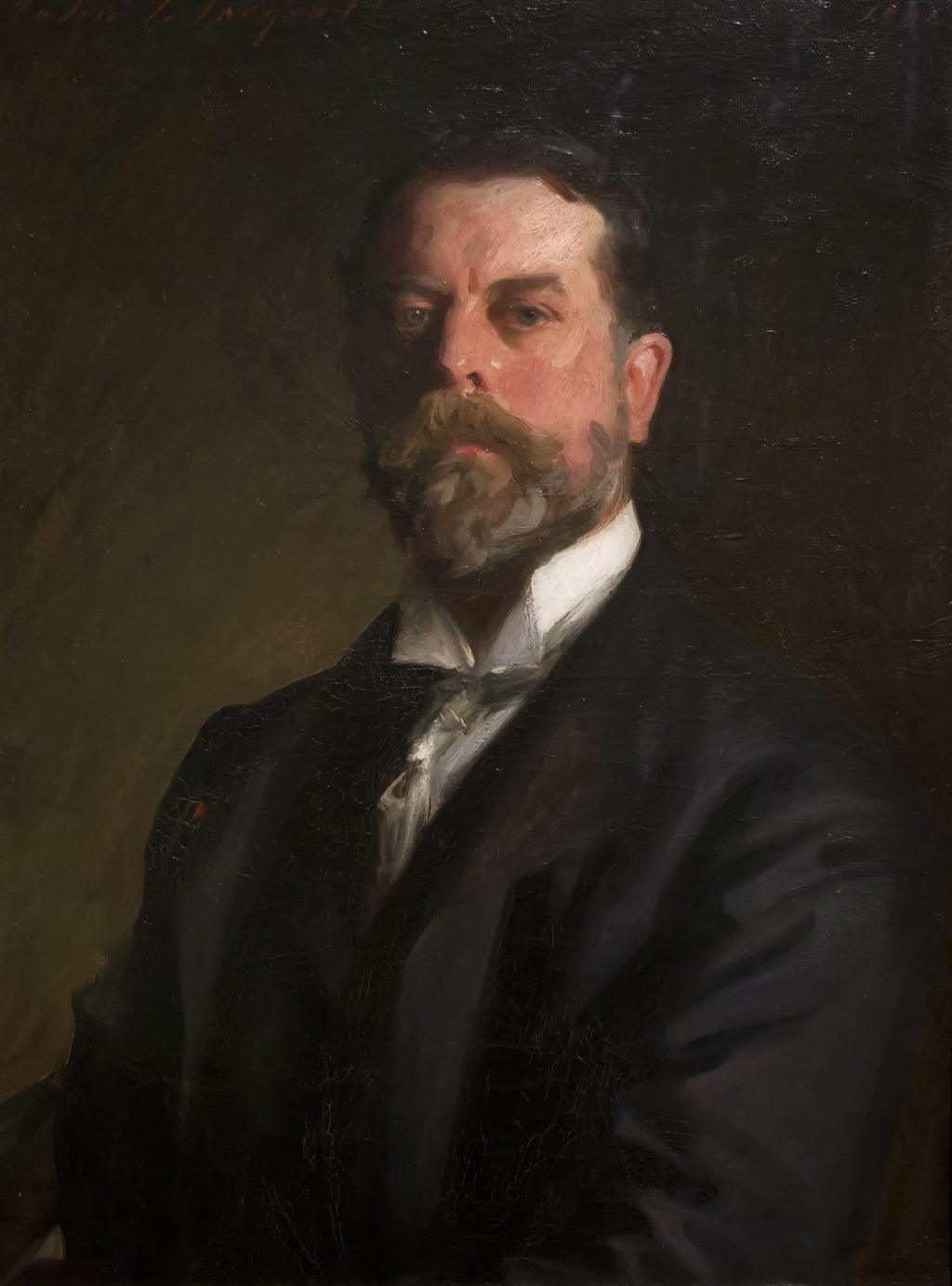 Quadro decorativo com retrato de um homem barbudo e bigodudo, de meia-idade, com terno escuro e camisa branca, pintado por John Singer Sargent. Fundo escuro e iluminação dramática realçam o rosto e o olhar intenso do retratado.