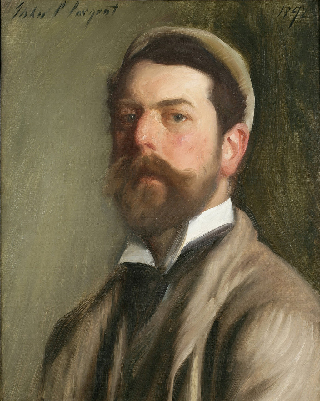 Autorretrato de John Singer Sargent, óleo sobre tela de 1892, mostrando o artista com barba e bigode, vestindo um casaco claro e camisa branca, em tons terrosos e verdes escuros. A imagem é um close-up do rosto e ombros, com o nome do artista e ano escritos no canto superior esquerdo e direito, respectivamente.