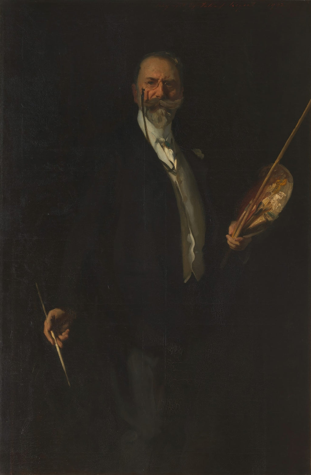 Autorretrato de John Singer Sargent, pintor com barba e bigode, vestindo terno escuro e camisa branca, segurando pincel e paleta contra um fundo escuro.