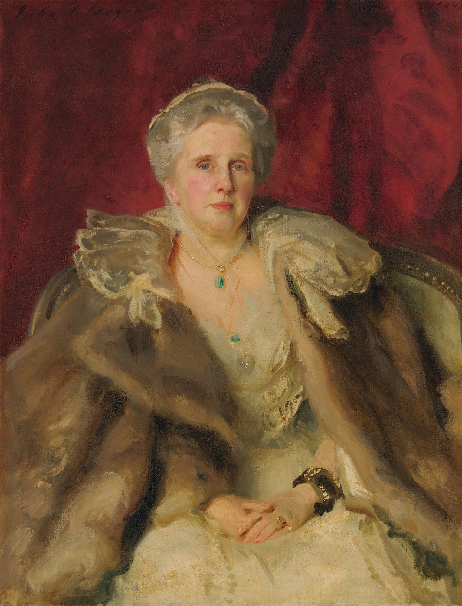 Retrato de uma senhora com cabelos grisalhos, usando um casaco de pele e um colar com pingente verde, em frente a um fundo vermelho escuro. Obra de John Singer Sargent.