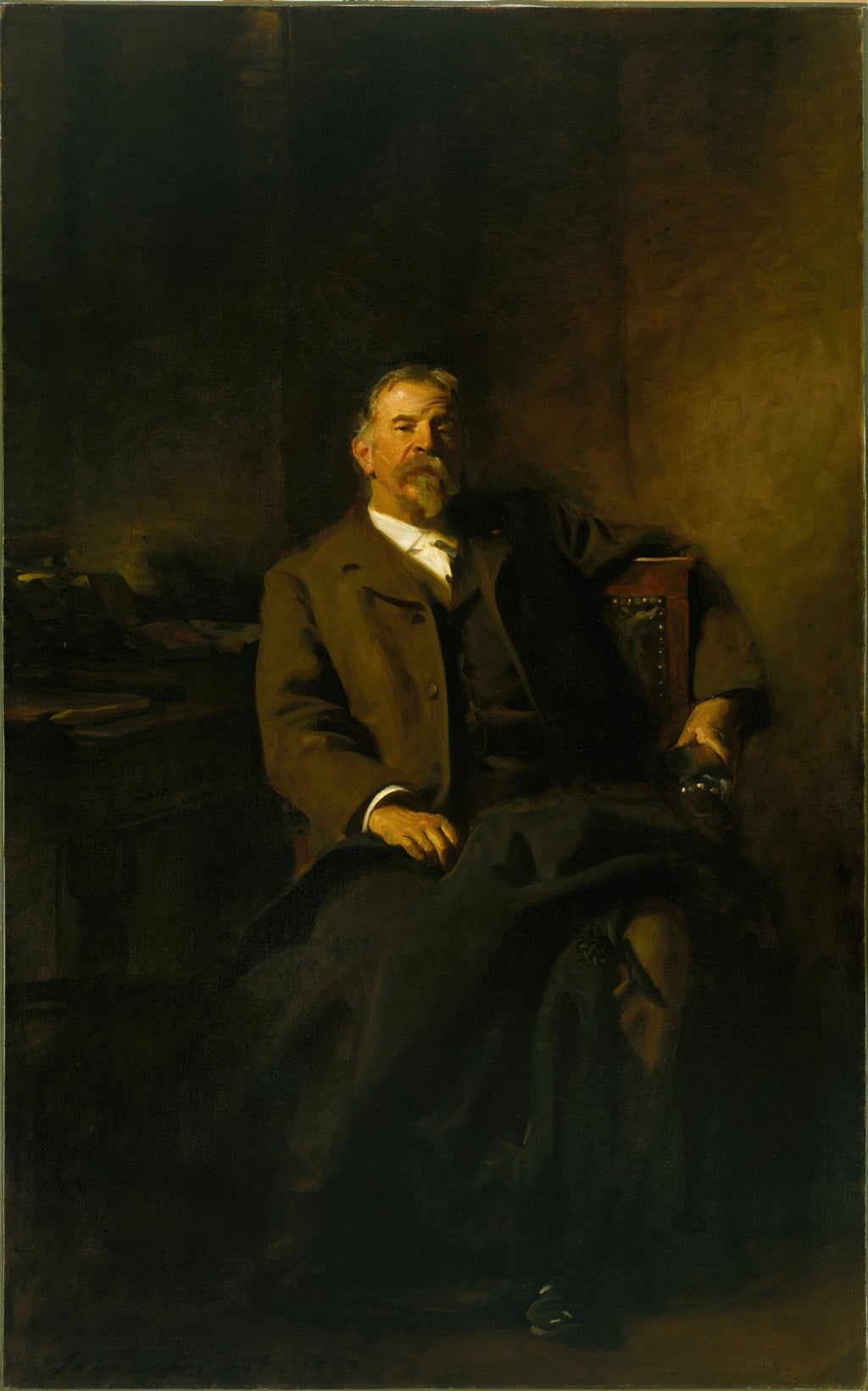 Retrato a óleo de John Singer Sargent, representando um homem barbudo de meia-idade sentado em uma cadeira de couro, em tons escuros e terrosos, com iluminação dramática.
