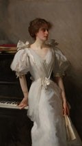 Retrato de uma jovem mulher de cabelos castanhos e vestido branco volumoso, com mangas bufantes, posando ao lado de um piano. Ela segura um leque e tem um olhar pensativo.