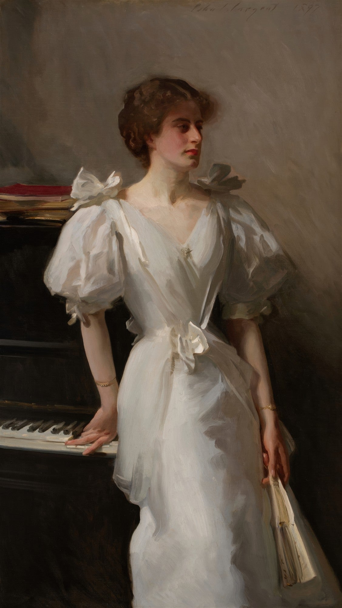 Retrato de uma jovem mulher de cabelos castanhos e vestido branco volumoso, com mangas bufantes, posando ao lado de um piano. Ela segura um leque e tem um olhar pensativo.