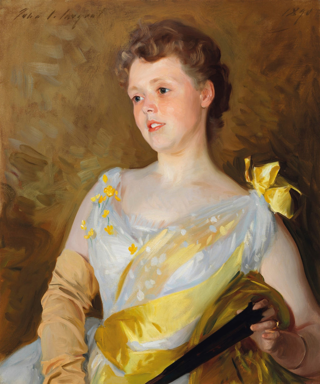 Retrato de uma jovem mulher com cabelos castanhos e olhos claros, vestindo um vestido branco e amarelo com laços, segurando um objeto escuro. Pintura clássica de John Singer Sargent com fundo marrom-dourado.