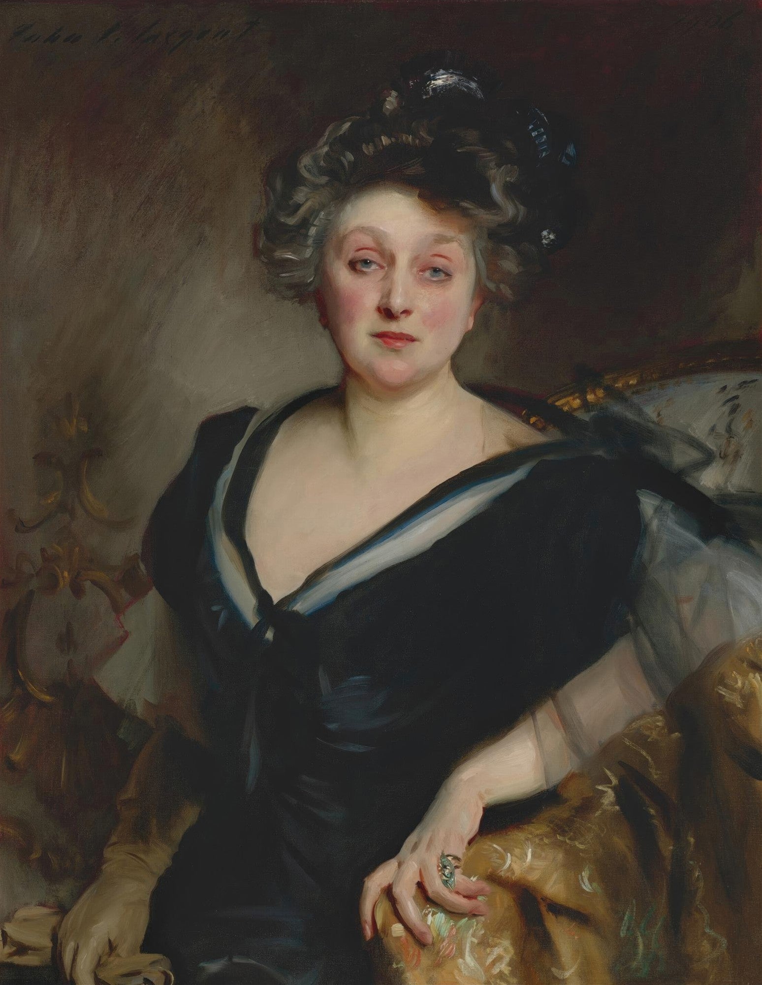 Retrato de uma mulher de meia-idade, com cabelos castanhos volumosos e um vestido preto decotado. Ela está sentada e usa um anel verde em um dos dedos. A iluminação é suave e o fundo é escuro, com detalhes dourados no lado esquerdo. A pintura é atribuída a John Singer Sargent.