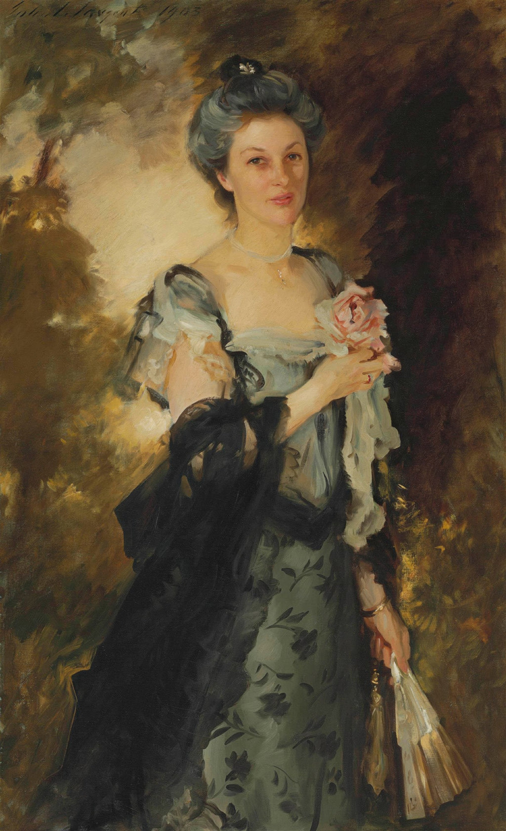Retrato de uma mulher elegante, de cabelos escuros e levemente grisalhos, com um vestido azul-acinzentado e detalhes em preto, segurando uma rosa rosa. A obra é de John Singer Sargent.