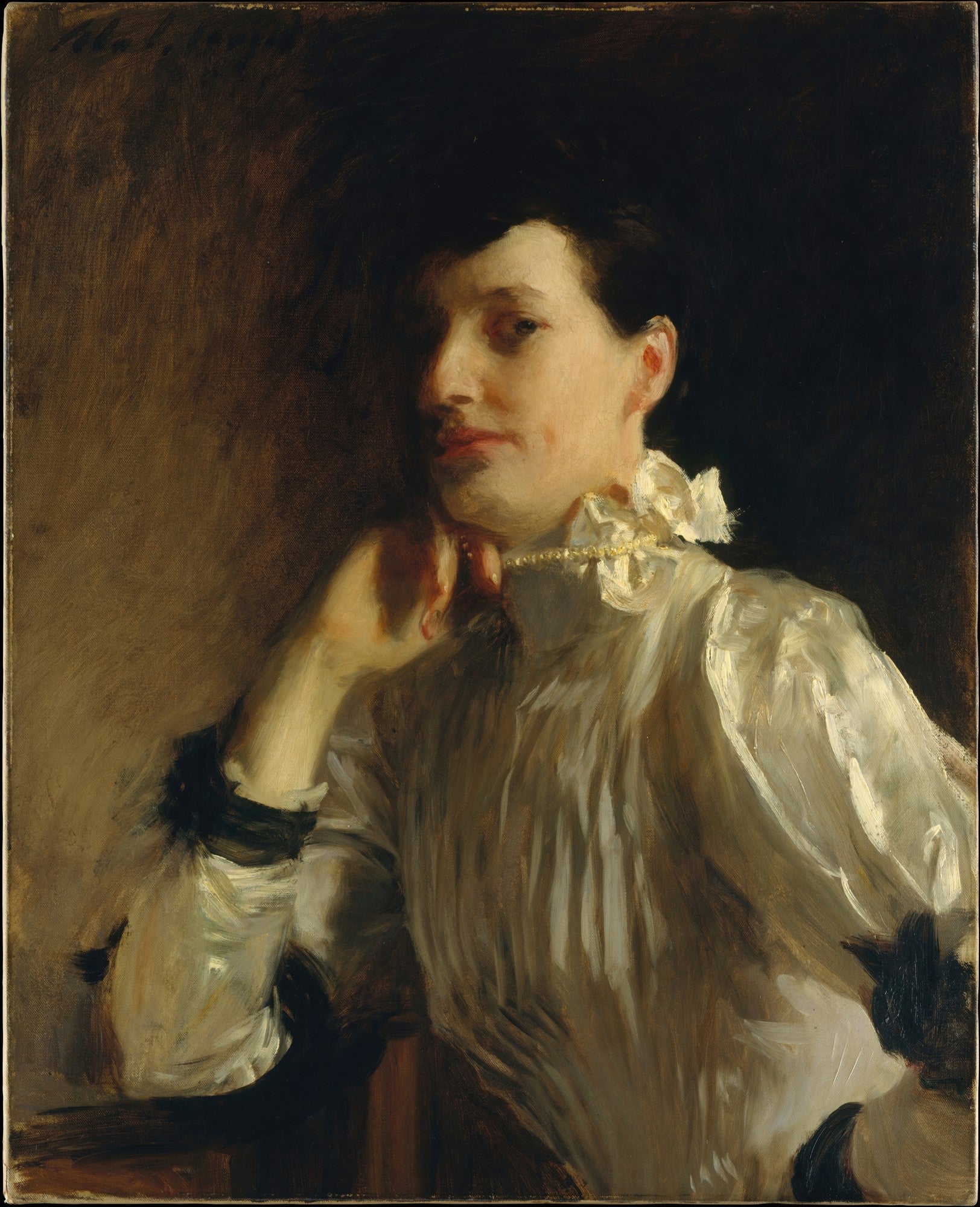 Retrato de uma mulher jovem com cabelo escuro, olhar direto e enigmático, vestindo uma blusa branca com detalhes rendados e um colar de pérolas, em um fundo escuro e dramático. Obra de John Singer Sargent.