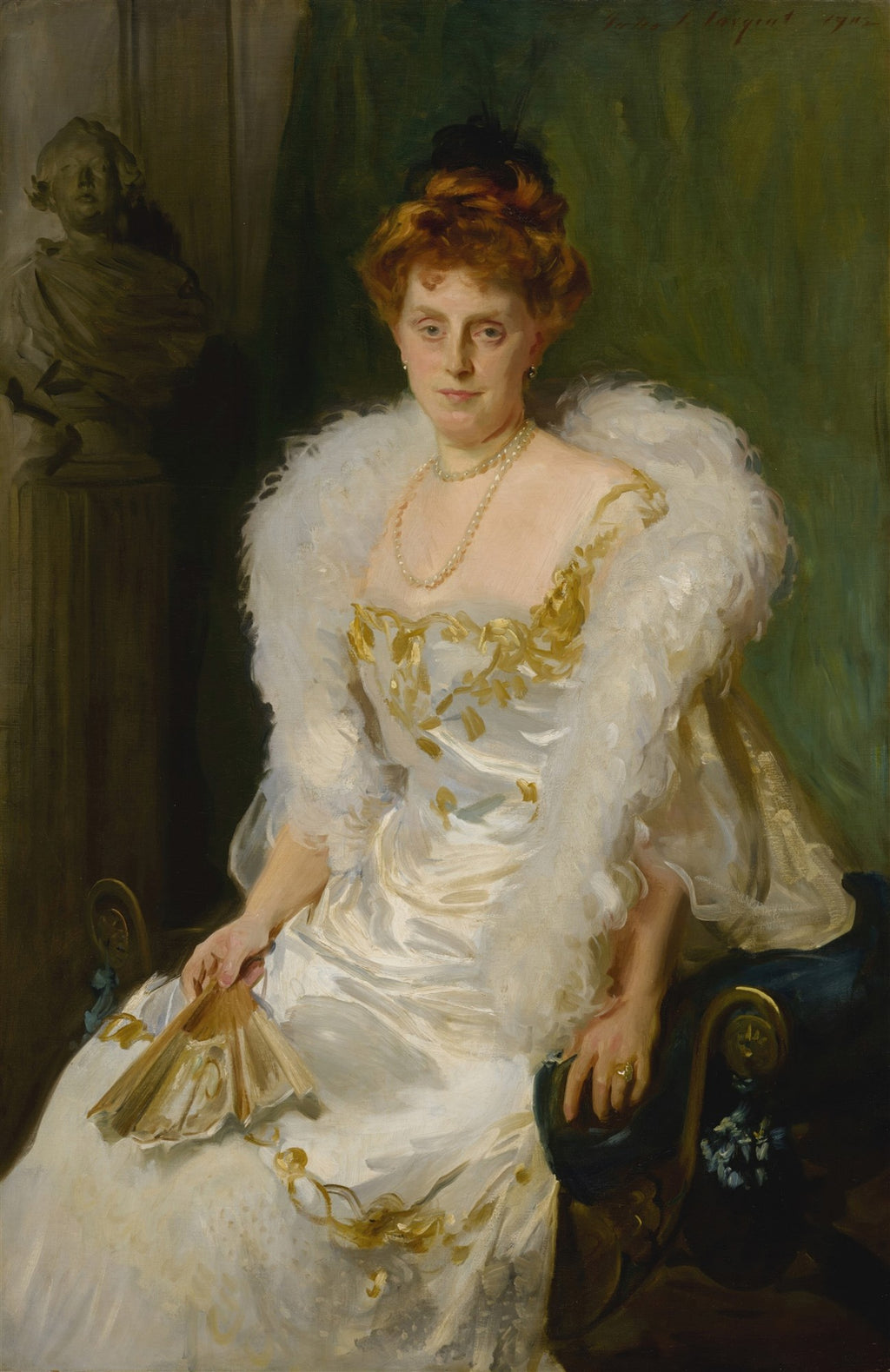 Retrato de mulher sentada, ruiva, em vestido branco com detalhes dourados e xale de pele, segurando um leque, obra de John Singer Sargent.
