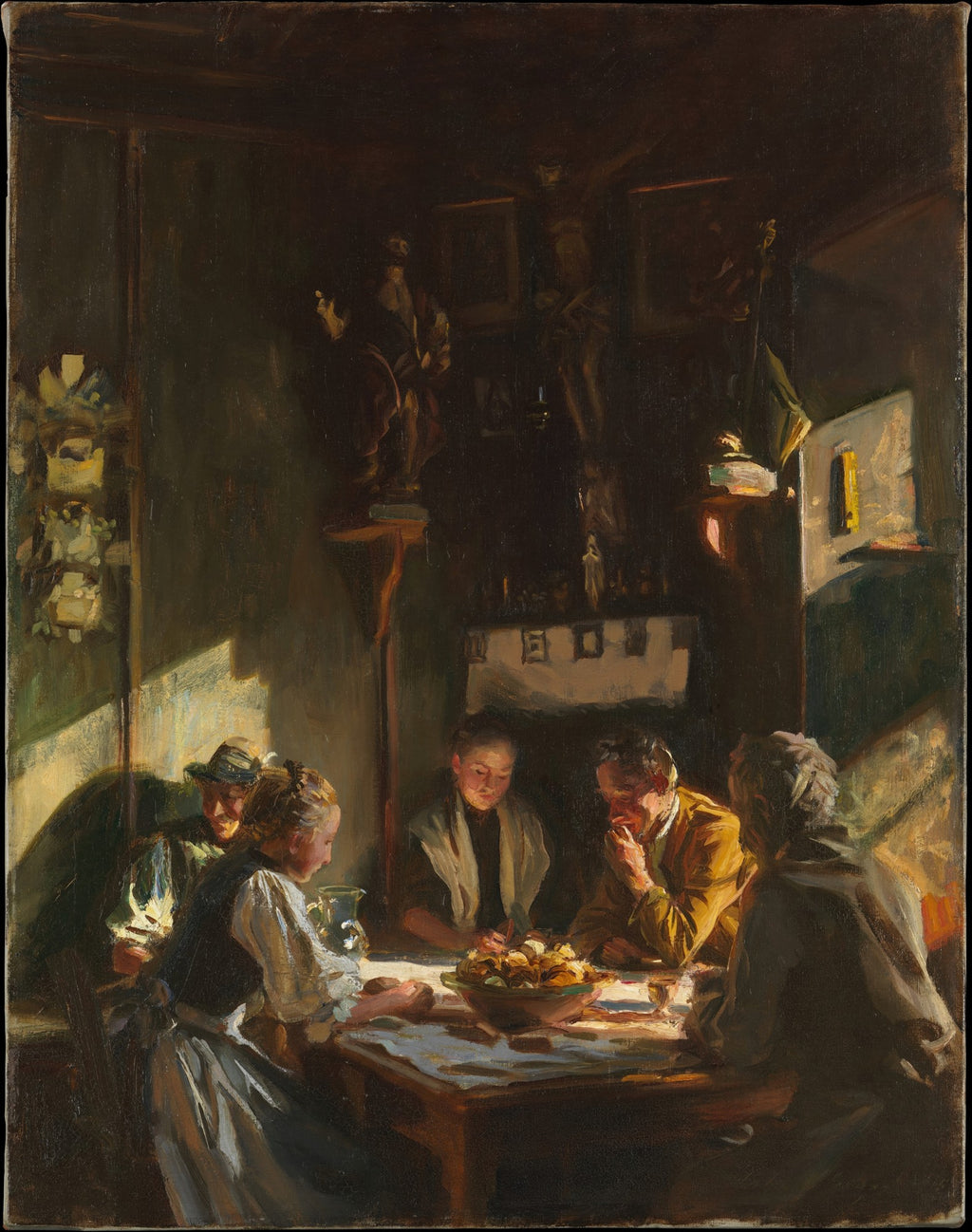 Quadro decorativo com pintura de John Singer Sargent, 'A Refeição da Família', mostrando uma família reunida em torno de uma mesa, iluminada por uma luz dourada vinda da esquerda, com detalhes de um crucifixo e objetos religiosos ao fundo. A cena é de interior, com tons escuros e contrastes de luz.