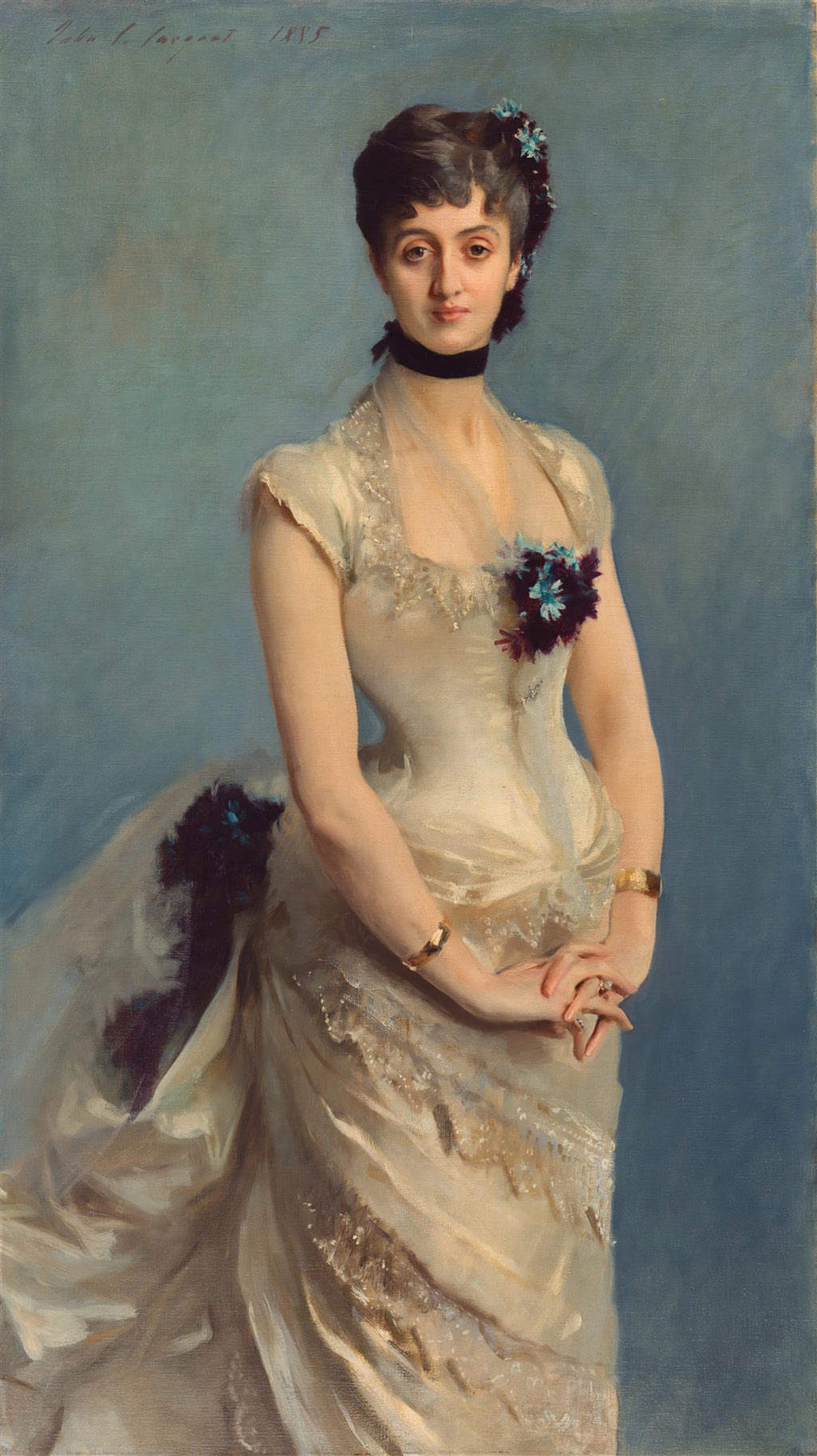 Retrato de Madame X de John Singer Sargent, uma mulher elegante com vestido de seda creme, em um fundo azul-esverdeado, com flores azuis e roxas no cabelo e no corpete. Assinatura 'John S Sargent 1885' no canto superior esquerdo.
