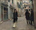 Pintura a óleo de John Singer Sargent, 'A Street in Venice', retratando uma mulher de casaco escuro e saia clara caminhando por uma rua estreita em Veneza, com dois homens ao fundo e edifícios antigos.