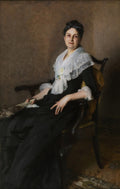 Retrato de corpo inteiro de uma senhora sentada, vestindo um vestido preto elegante com babados de renda branca, segurando um leque marrom. A obra é de John Singer Sargent.