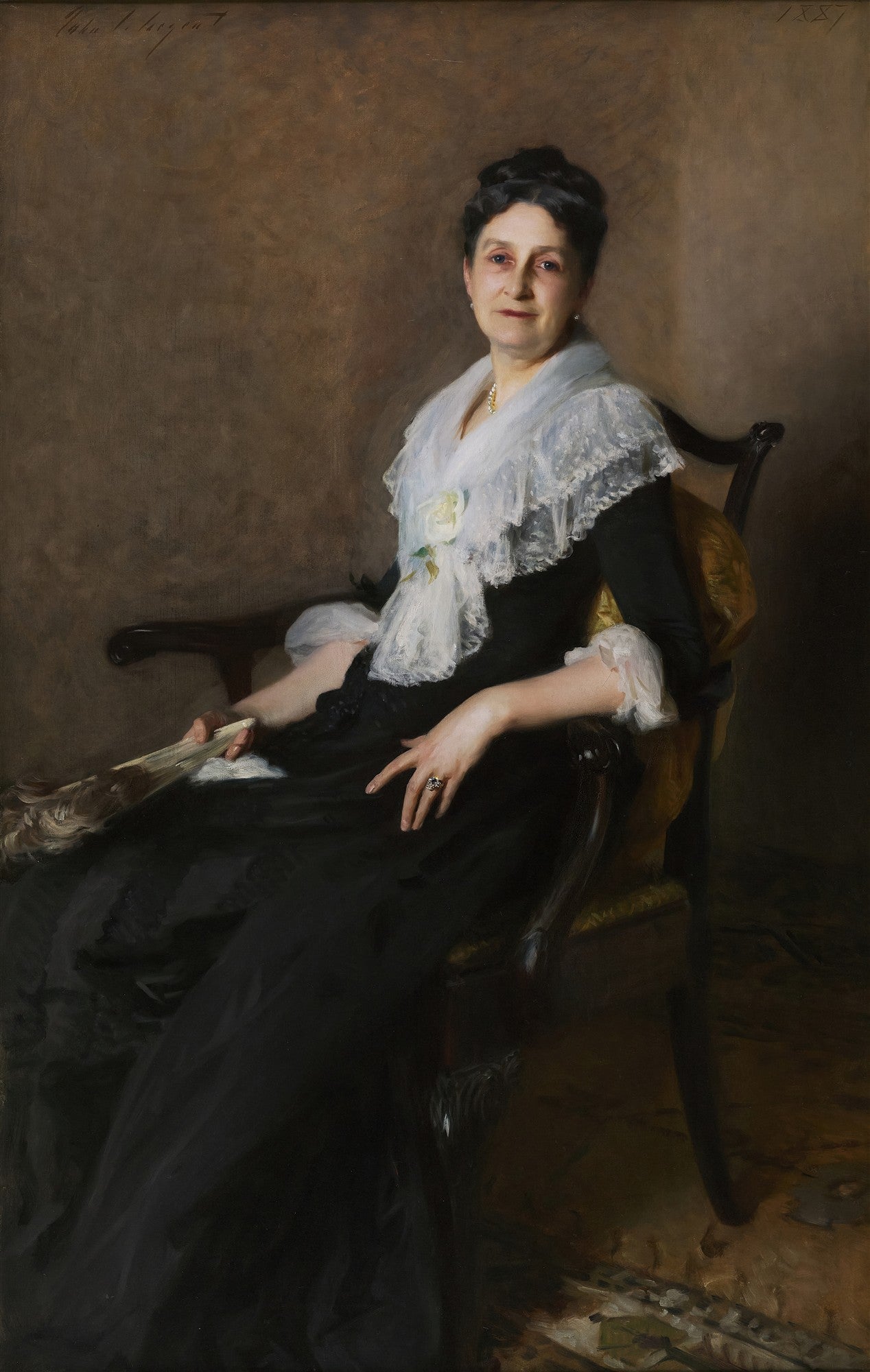 Retrato de corpo inteiro de uma senhora sentada, vestindo um vestido preto elegante com babados de renda branca, segurando um leque marrom. A obra é de John Singer Sargent.