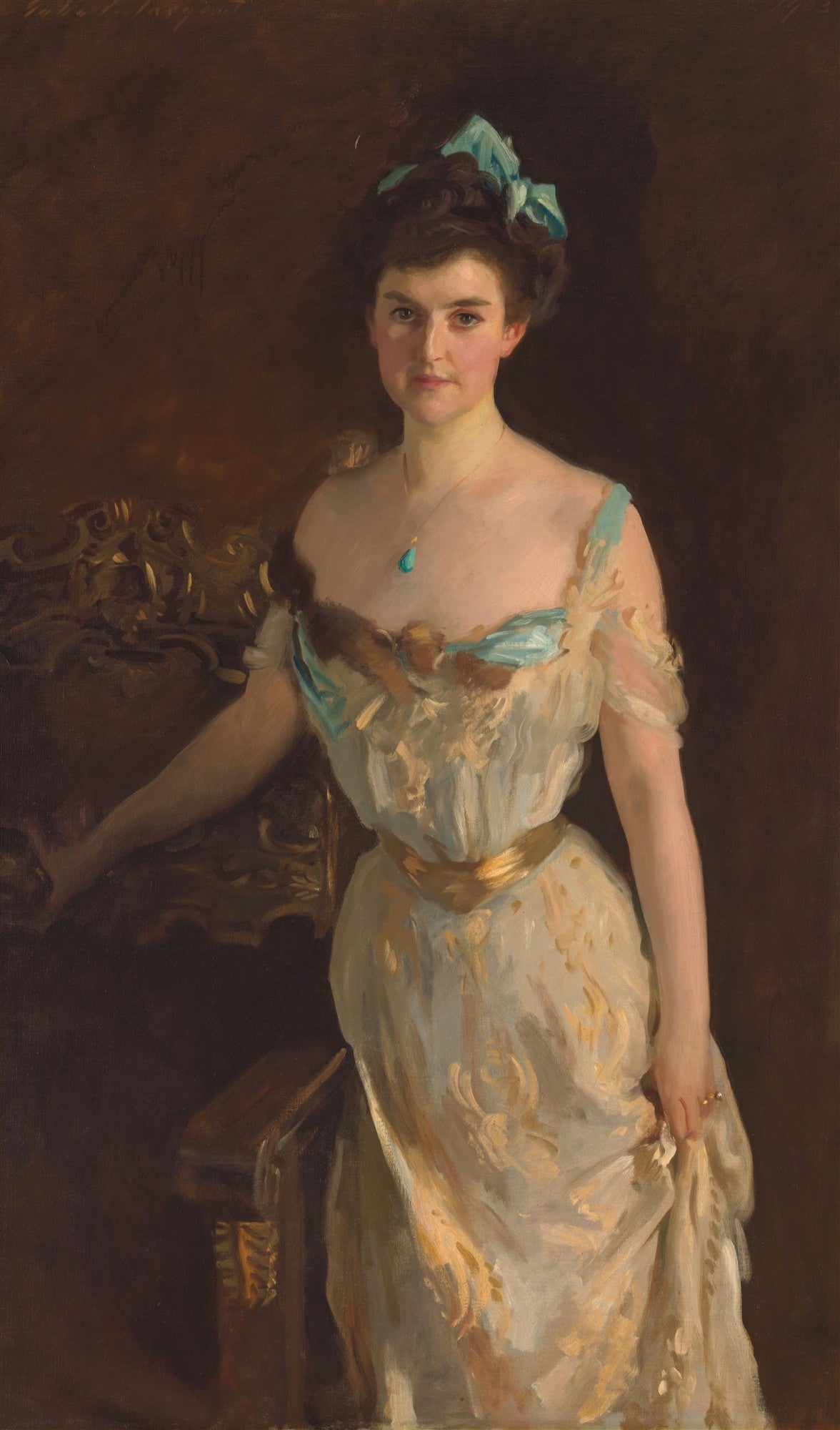 Retrato de uma mulher elegante, Mrs. Hugh Hammersley, pintado por John Singer Sargent, com vestido claro e laços azuis, em um fundo escuro.