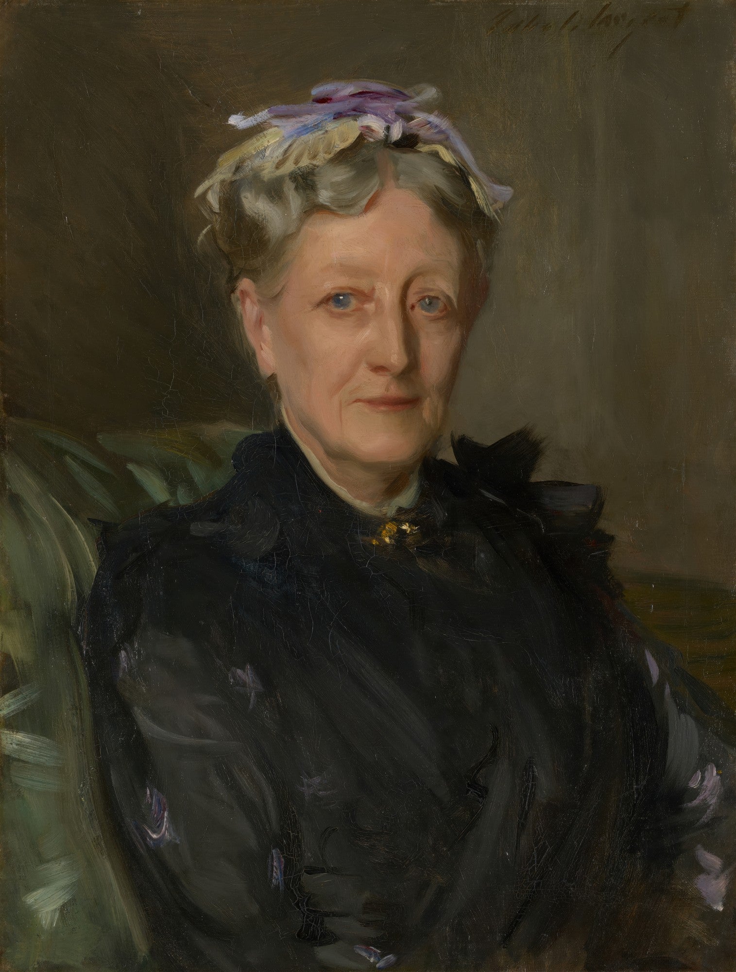 Retrato de uma mulher idosa de cabelos grisalhos e rosto sereno, vestindo preto com um broche dourado, pintado por John Singer Sargent. A mulher tem olhos azuis e um pequeno laço lilás e branco no cabelo. O fundo é escuro e esfumaçado, com tons de verde e marrom. A obra é um óleo sobre tela com pinceladas visíveis, típica do estilo de Sargent.