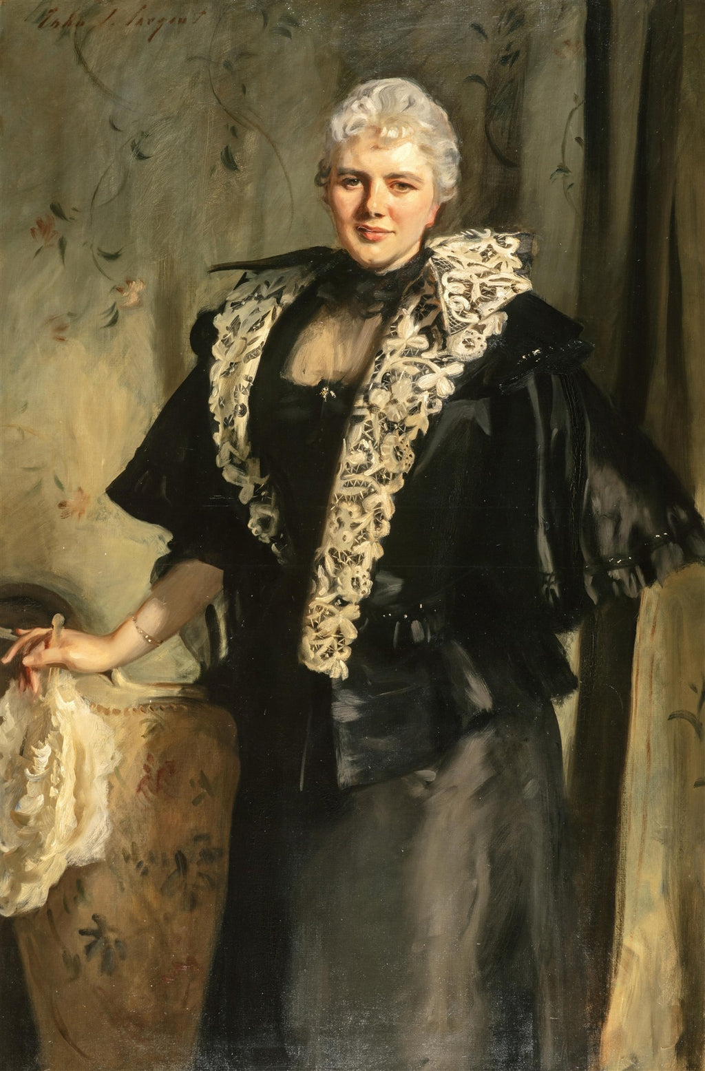 Retrato de uma senhora com cabelo branco e um elegante vestido preto com gola de renda branca, pintado por John Singer Sargent. A mulher tem uma expressão serena e um leve sorriso.